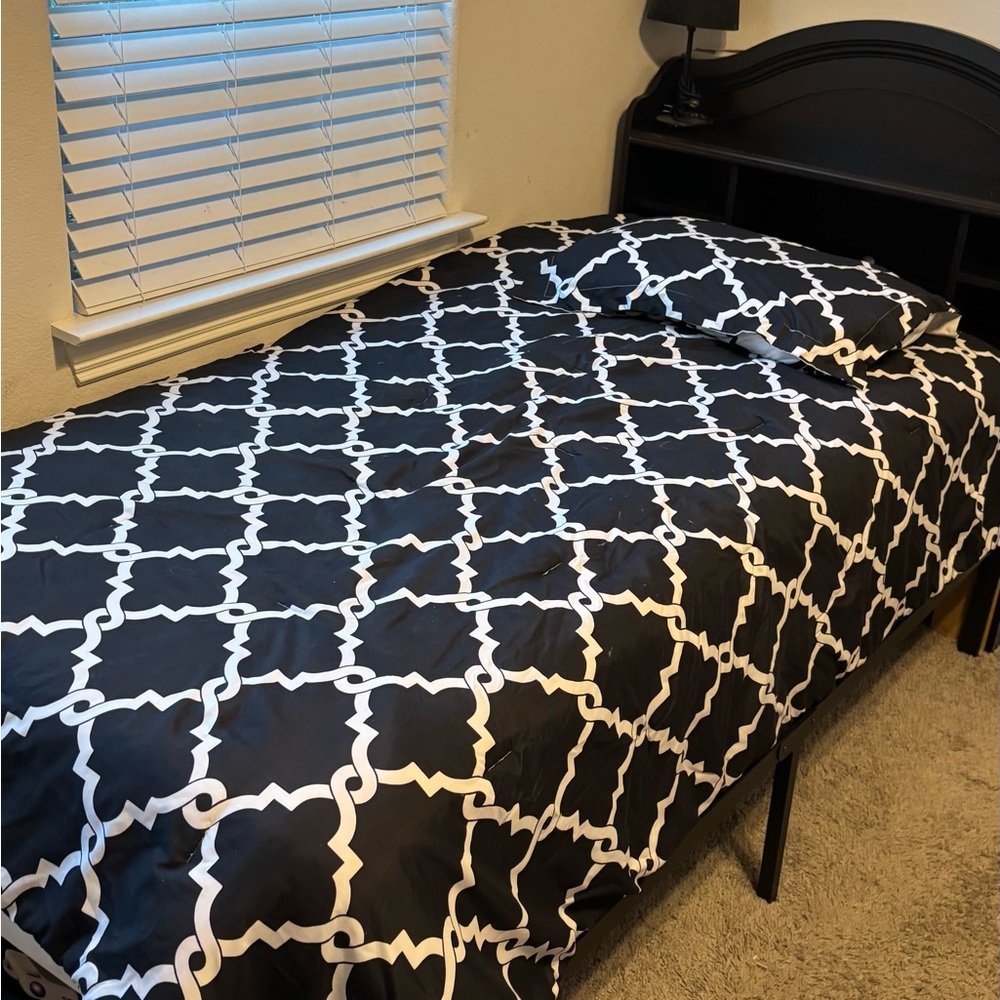 Elegant Black and White twin reveraable Bedding Set
